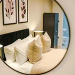 Sleek 2 Bed Free Parking And Terrace Apartment *