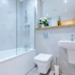 Sleek 2 Bed Free Parking And Terrace Apartment *