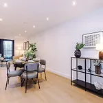 Sleek 2 Bed Free Parking And Terrace *