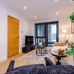 Apartment Sleek 2 Bed Free Parking And Terrace
