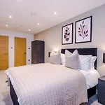 Sleek 2 Bed Free Parking And Terrace