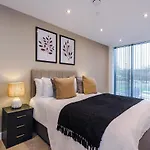 Sleek 2 Bed Free Parking And Terrace *