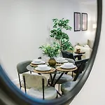 Sleek 2 Bed Free Parking And Terrace Apartment Leeds (West Yorkshire)