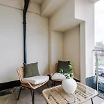 Sleek 2 Bed Free Parking And Terrace Apartment *