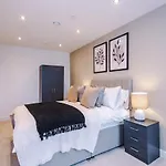 Apartment Sleek 2 Bed Free Parking And Terrace *