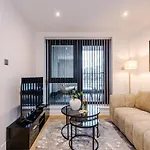 Sleek 2 Bed Free Parking And Terrace *