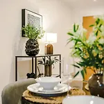 Sleek 2 Bed Free Parking And Terrace Apartment Leeds (West Yorkshire)