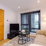 Sleek 2 Bed Free Parking And Terrace Apartment Leeds (West Yorkshire)