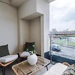 Apartment Sleek 2 Bed Free Parking And Terrace