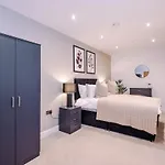 Sleek 2 Bed Free Parking And Terrace Apartment
