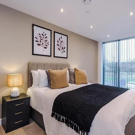 Sleek 2 Bed Free Parking And Terrace *