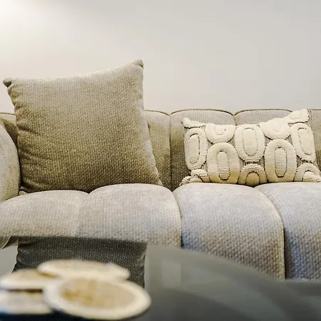 Sleek 2 Bed Free Parking And Terrace Apartmán