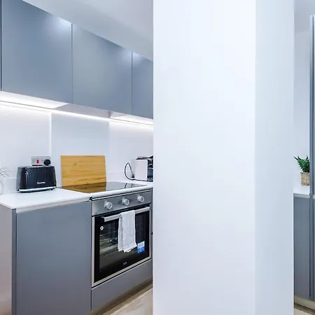 Sleek 2 Bed Free Parking And Terrace *