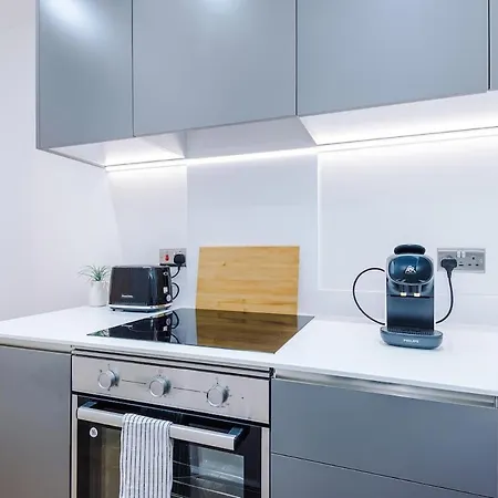 Sleek 2 Bed Free Parking And Terrace *