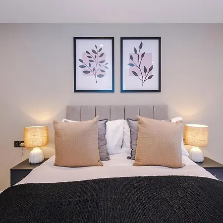 Sleek 2 Bed Free Parking And Terrace * Leeds (West Yorkshire)