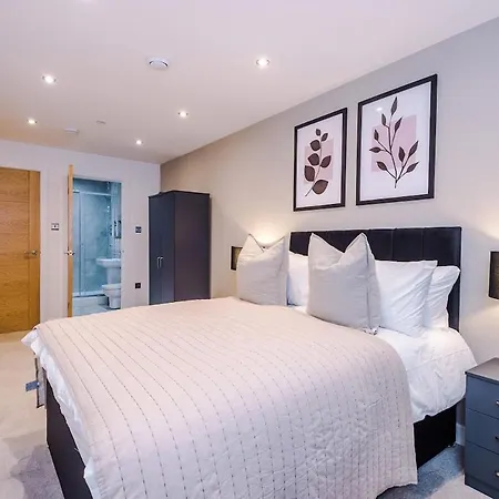 Sleek 2 Bed Free Parking And Terrace Leeds (West Yorkshire)