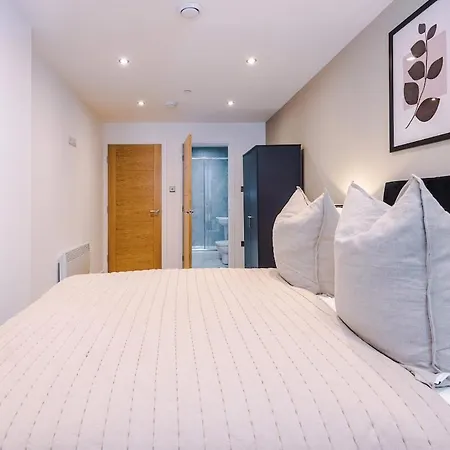 Sleek 2 Bed Free Parking And Terrace Apartamento