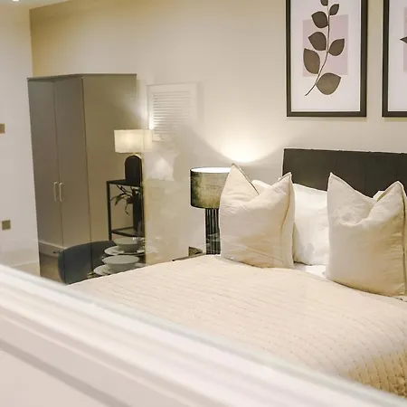 Sleek 2 Bed Free Parking And Terrace *