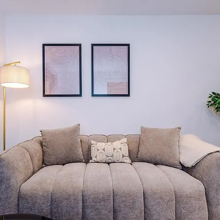 Sleek 2 Bed Free Parking And Terrace Leeds (West Yorkshire)