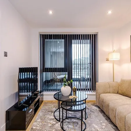 Sleek 2 Bed Free Parking And Terrace *