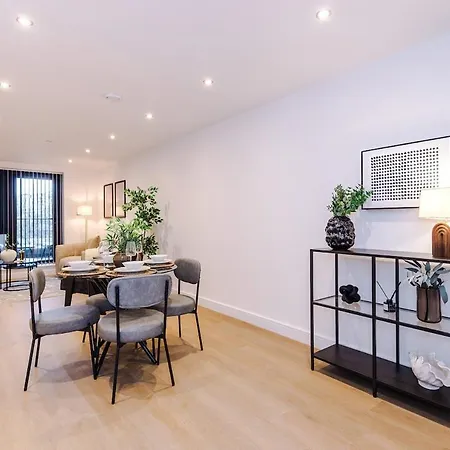 Sleek 2 Bed Free Parking And Terrace *