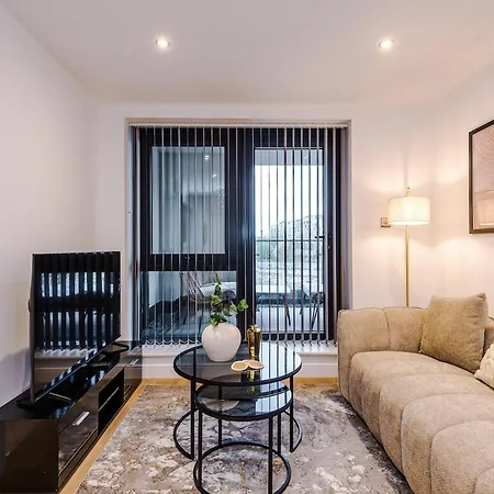 Sleek 2 Bed Free Parking And Terrace *