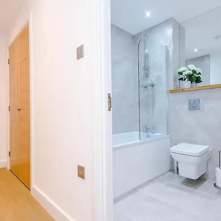 Sleek 2 Bed Free Parking And Terrace Leeds (West Yorkshire)