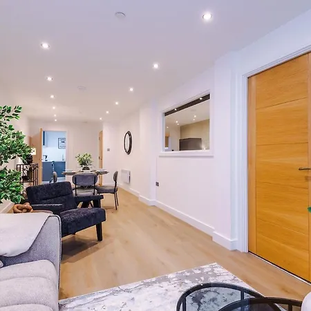 Sleek 2 Bed Free Parking And Terrace *