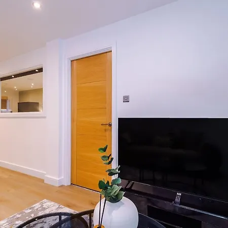 Sleek 2 Bed Free Parking And Terrace *