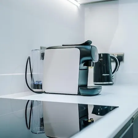 Sleek 2 Bed Free Parking And Terrace Apartamento