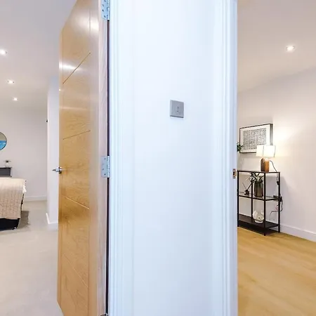 Sleek 2 Bed Free Parking And Terrace *