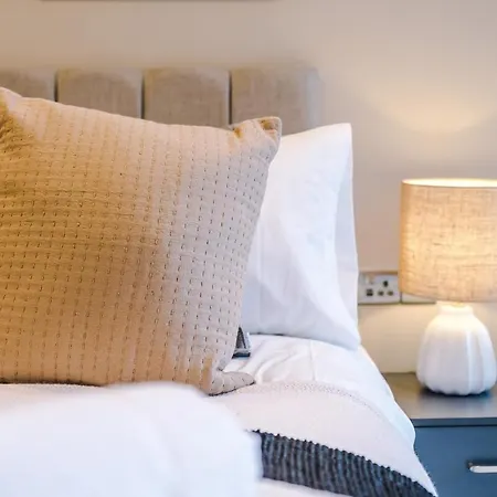 Sleek 2 Bed Free Parking And Terrace * Leeds (West Yorkshire)