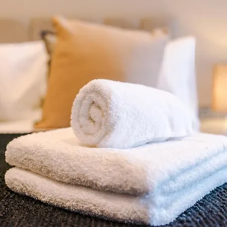 Sleek 2 Bed Free Parking And Terrace Apartmán