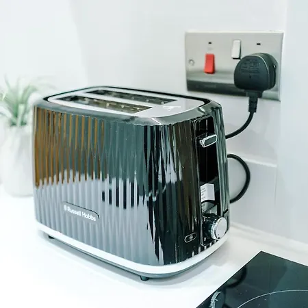 Апартаменти Sleek 2 Bed Free Parking And Terrace Лідс