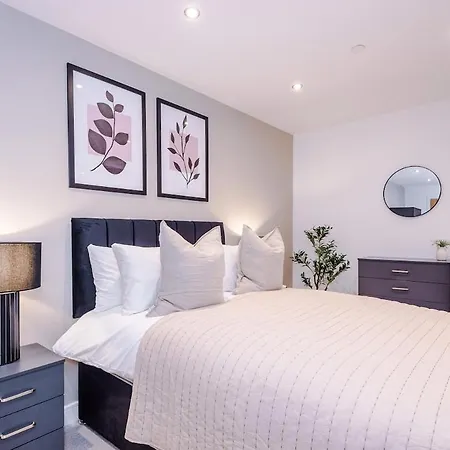 Sleek 2 Bed Free Parking And Terrace Apartment *