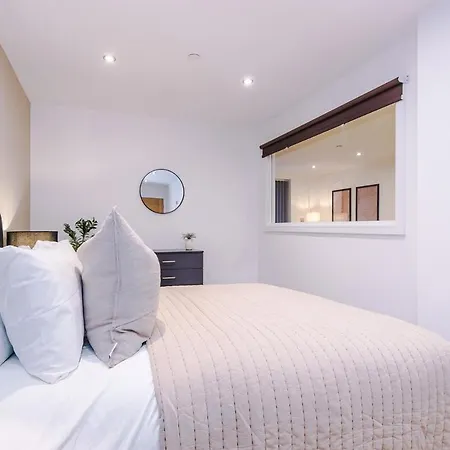 Sleek 2 Bed Free Parking And Terrace *