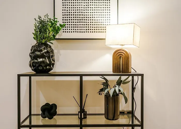 Апартаменти Sleek 2 Bed Free Parking And Terrace