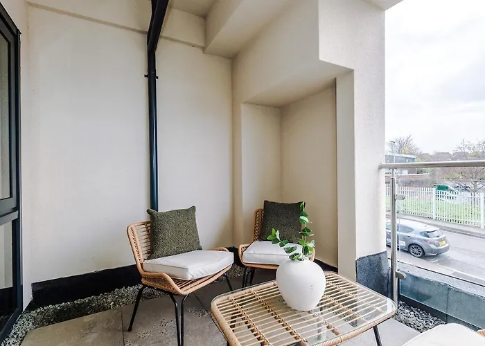 Sleek 2 Bed Free Parking And Terrace Апартаменти *