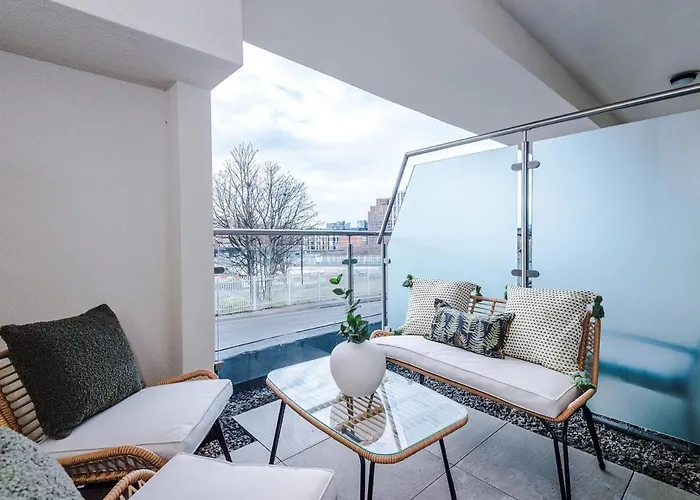 Sleek 2 Bed Free Parking And Terrace Апартаменти