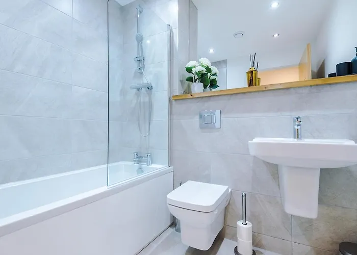 Sleek 2 Bed Free Parking And Terrace Апартаменти *