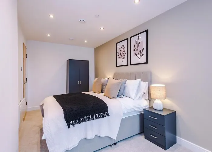 Апартаменти Sleek 2 Bed Free Parking And Terrace *