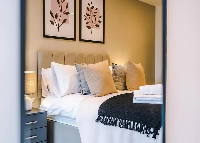 Апартаменти Sleek 2 Bed Free Parking And Terrace *