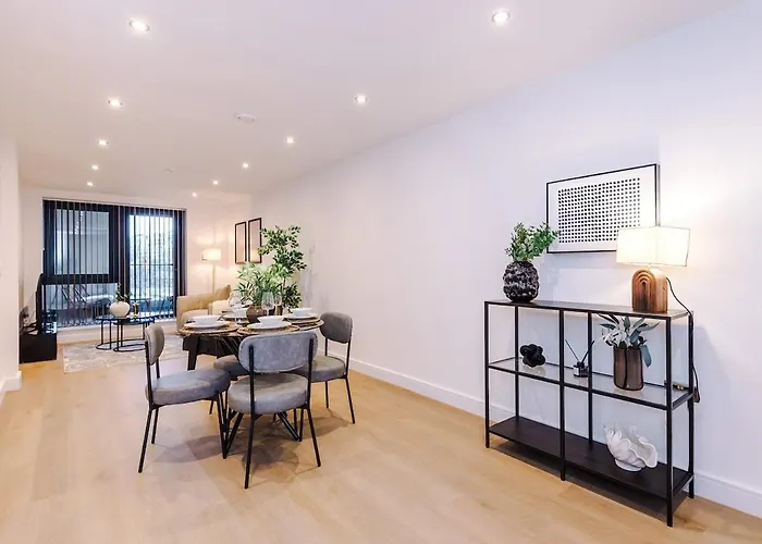 Sleek 2 Bed Free Parking And Terrace *