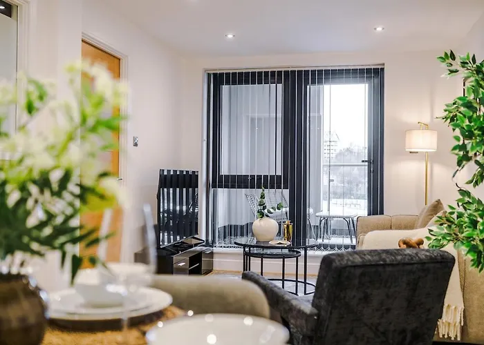 Апартаменти Sleek 2 Bed Free Parking And Terrace Лідс