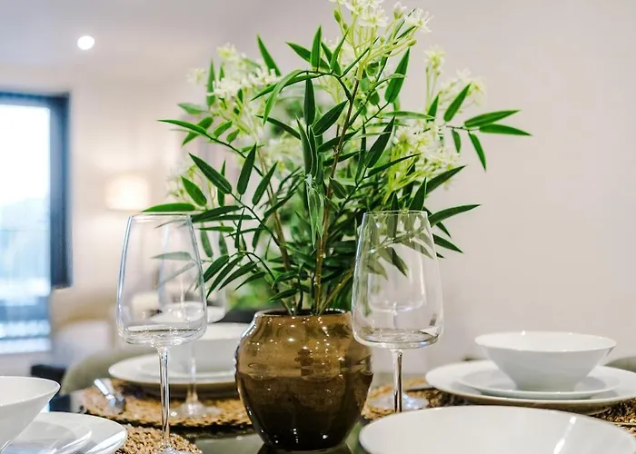 Апартаменти Sleek 2 Bed Free Parking And Terrace *