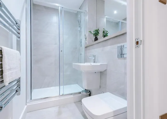 Апартаменти Sleek 2 Bed Free Parking And Terrace