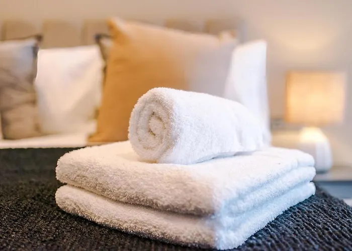 Sleek 2 Bed Free Parking And Terrace Апартаменти