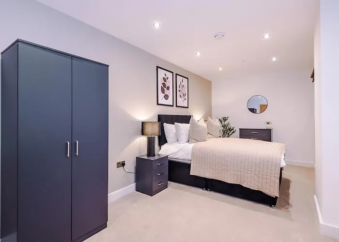 Sleek 2 Bed Free Parking And Terrace Апартаменти