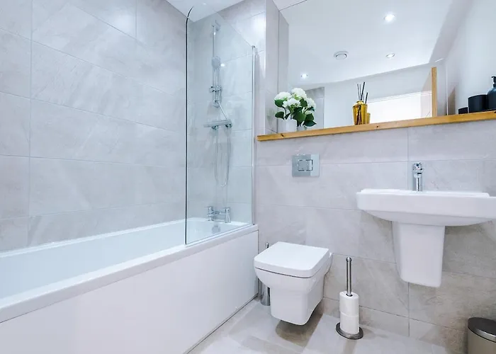 Апартаменти Sleek 2 Bed Free Parking And Terrace *