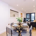 Sleek 2 Bed Free Parking And Terrace לידס